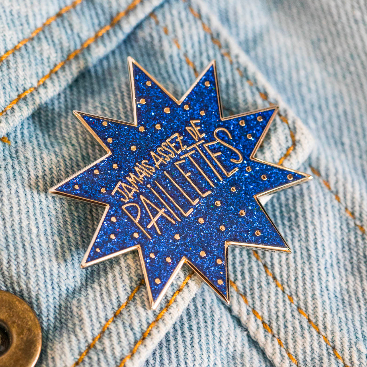 Pin's Jamais assez de paillettes